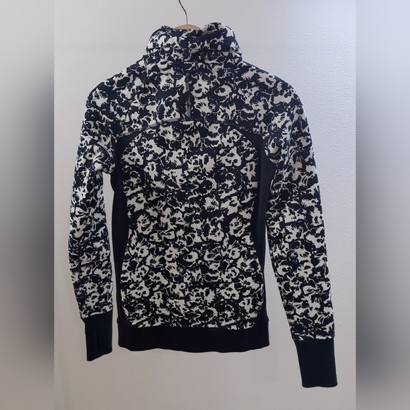 Lululemon jacket size 4 - Picture 3 of 7